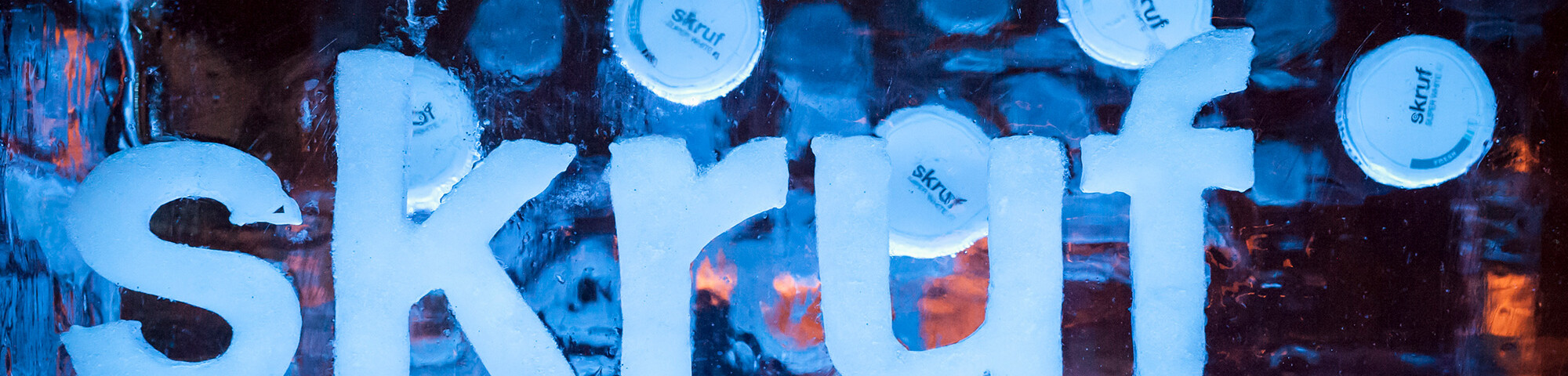 skruf-Logo aus Eis mit einigen Dosen
