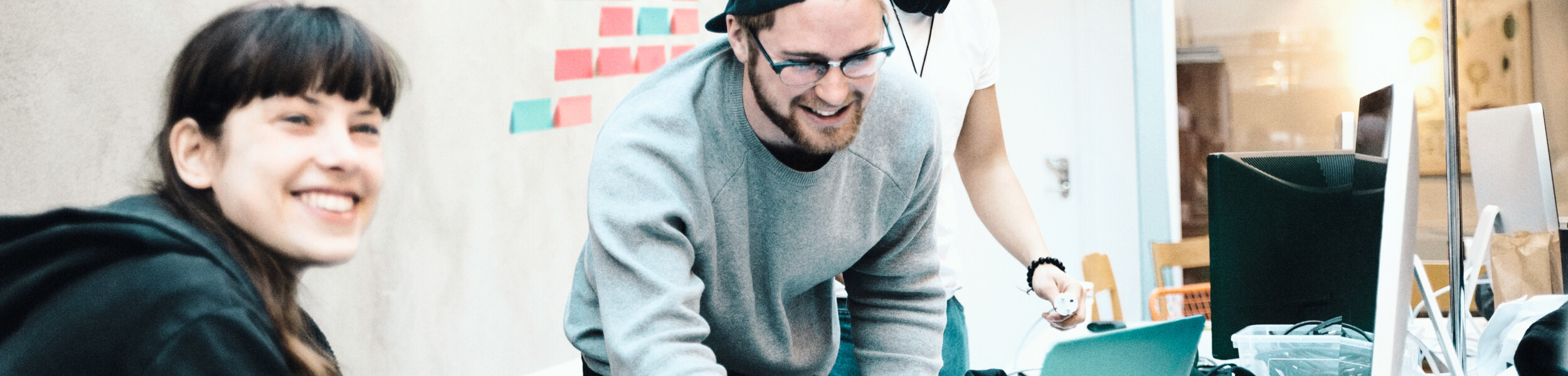 Studenten arbeiten zusammen an einem Projekt