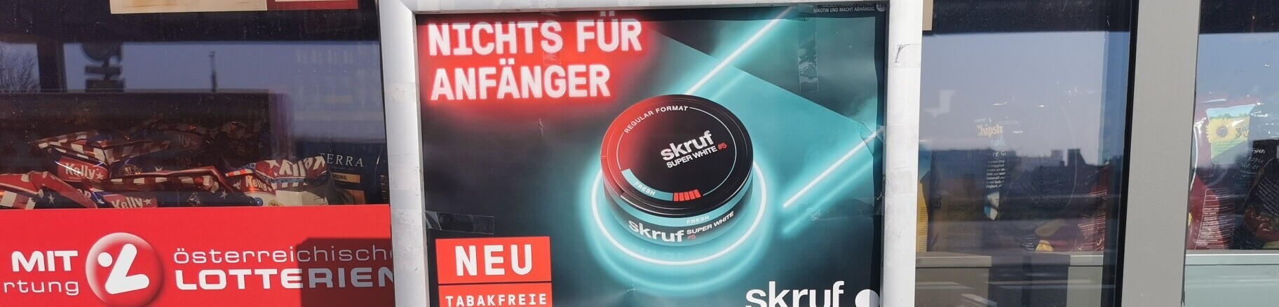 skruf-Werbung an einer Tankstelle